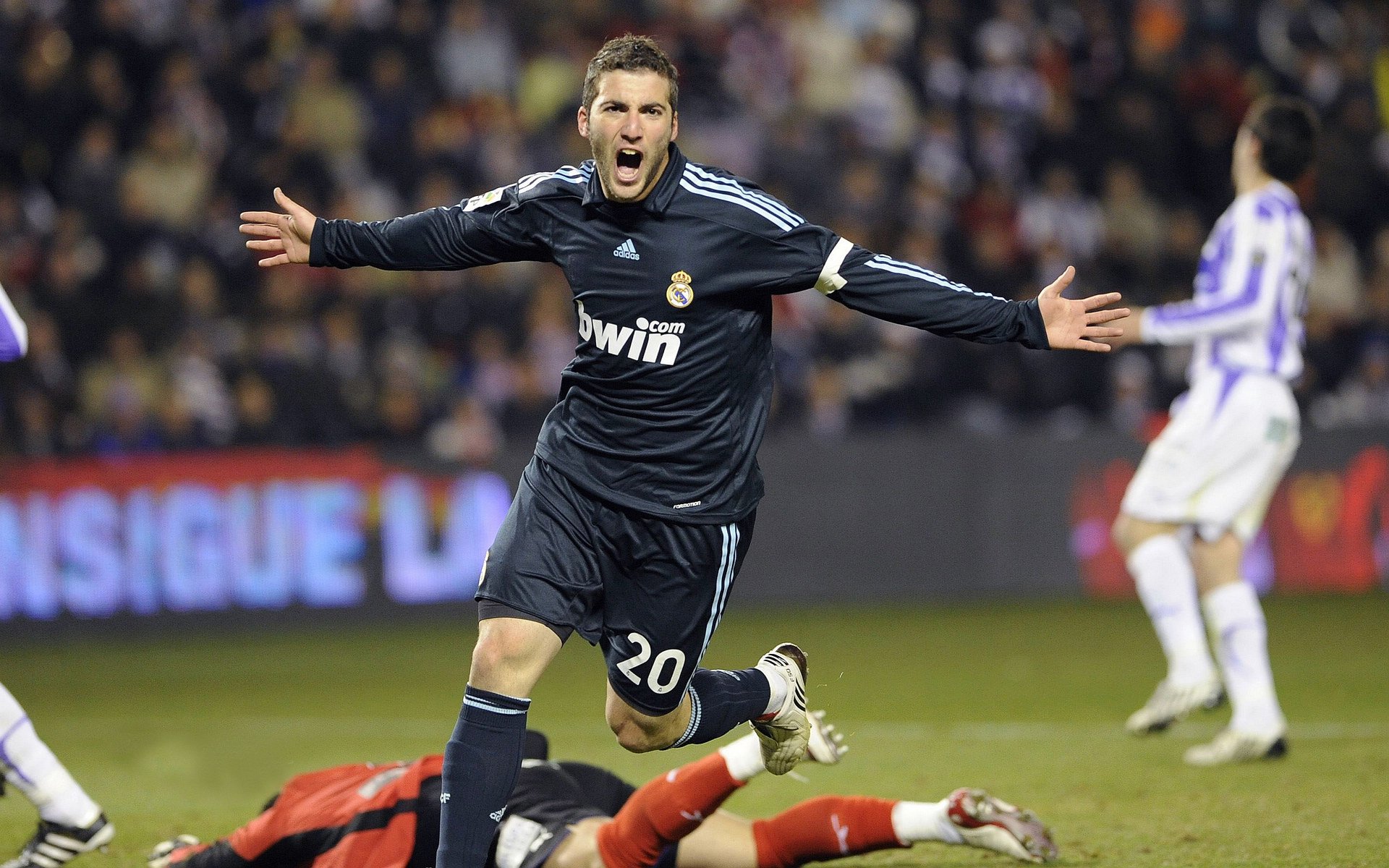 在季后赛关键战中,库里连续三场“疯狂三分”,帮助勇士一路高歌!